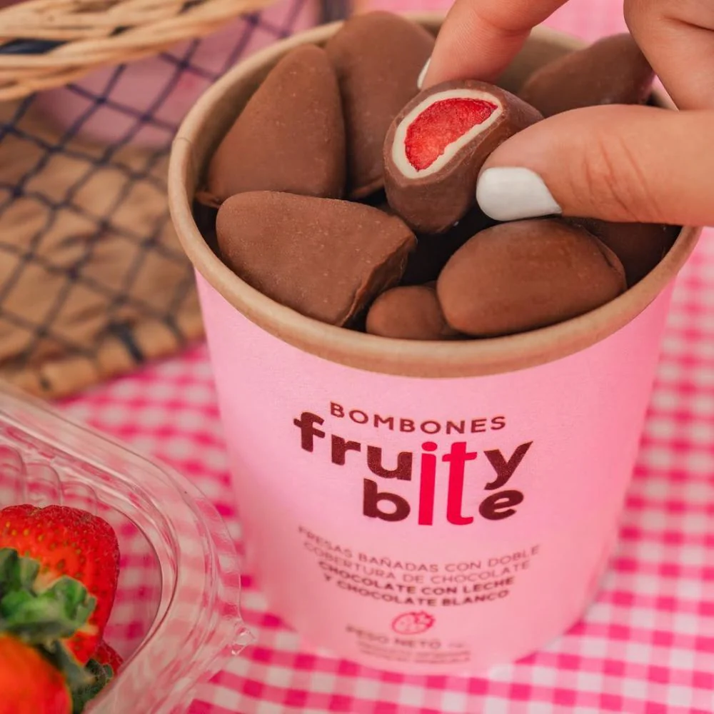 Fruity Bites Fresas Bañadas con Doble Cobertura de Chocolate de Leche y Chocolate  Blanco 170gr